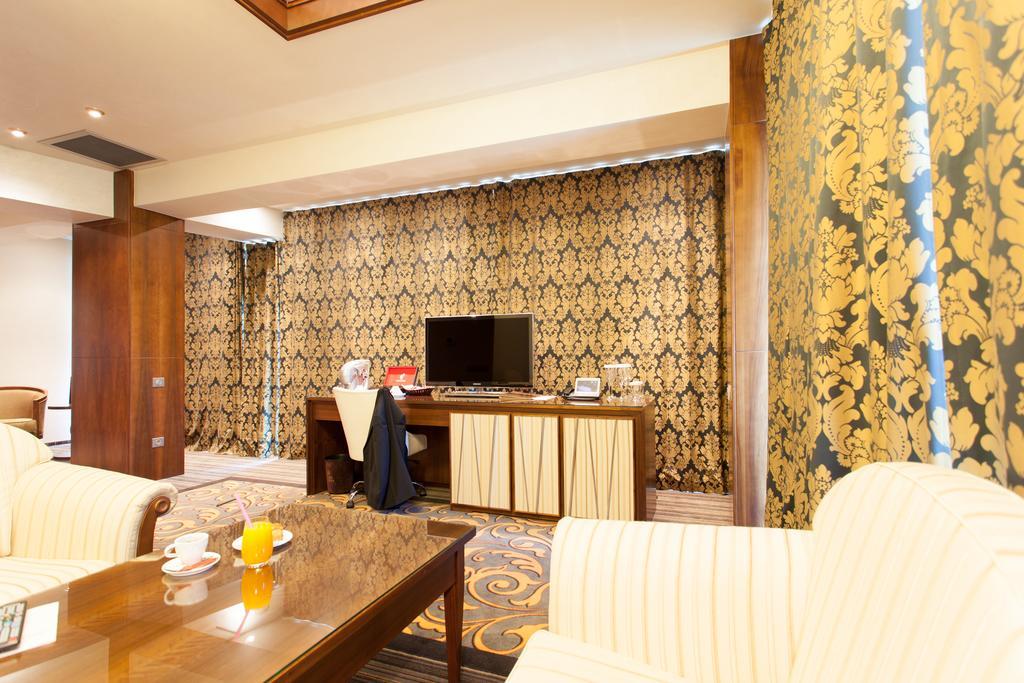 Metropolis Hotel Bistriţa Exterior foto